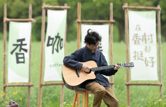 花(huā)田香咖集(ji) | 給想要留住春天的(de)人(ren)。