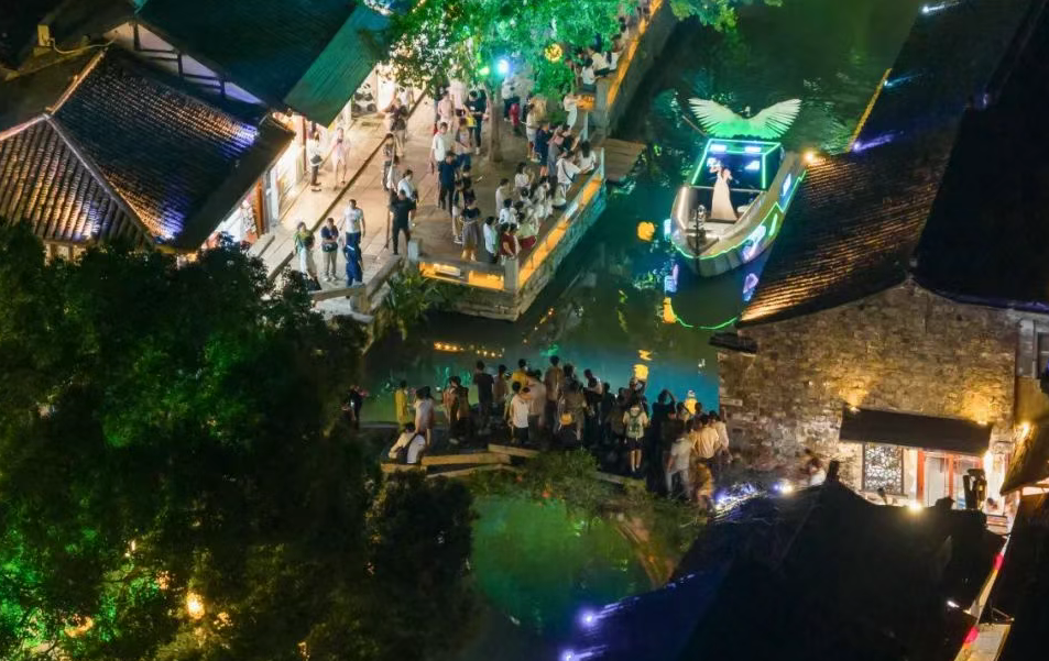 夜周莊全新(xin)體(ti)驗(yàn)！“水上有(yǒu)歌音樂會”震撼首秀