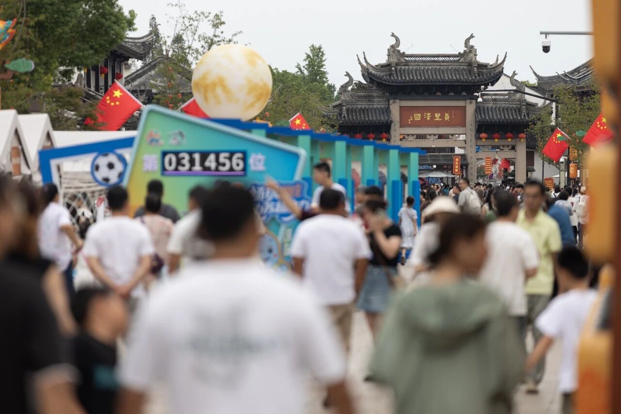 “周莊的(de)假日(ri)，原來這麽熱鬧！”